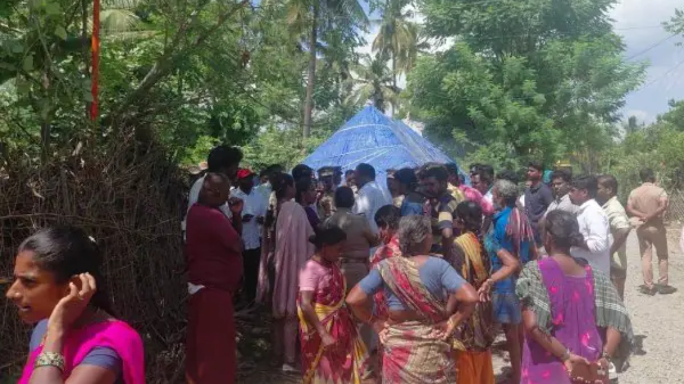 சேத்தியாத்தோப்பு அருகே பரபரப்பு: பாசன வாய்க்கால் ஆக்கிரமிப்பை அகற்ற வந்த அதிகாரிகளை தடுத்து நிறுத்திய கிராம மக்கள்