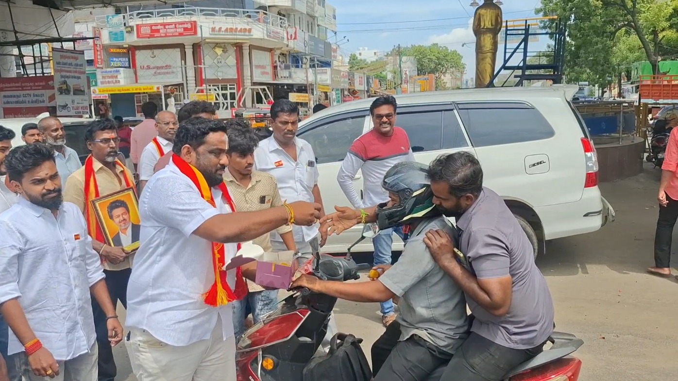 இடைத்தேர்தல்களில் தமிழக வெற்றி கழக வேட்பாளர்கள் முன்னணி கட்சியினர் பட்டாசு வெடித்து இனிப்புகள் வழங்கி கொண்டாட்டம்