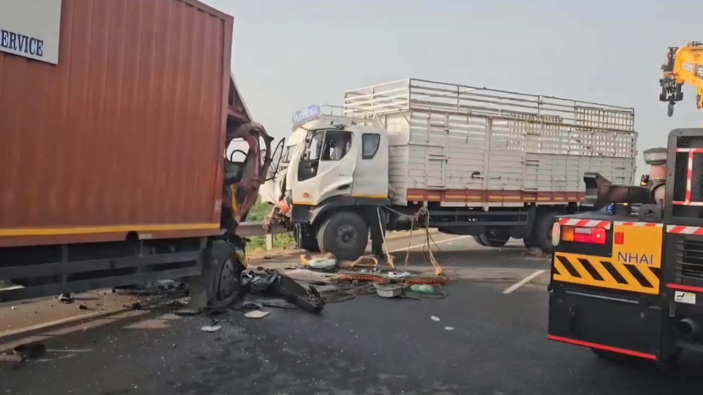 திருச்சி சூரியூர் அரைவட்ட சாலையில் லாரிகள் நேருக்கு நேர் மோதல்: ஓட்டுநர் பலி; ஒருவர் படுகாயம்