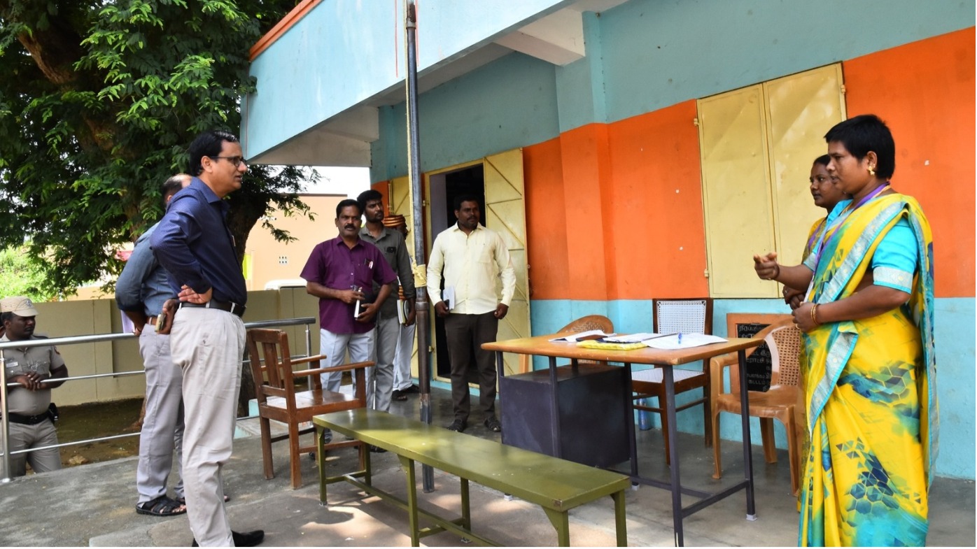 வாக்காளர் பட்டியல் சிறப்பு முகாம்: மாவட்ட ஆட்சியர் நேரில் ஆய்வு
