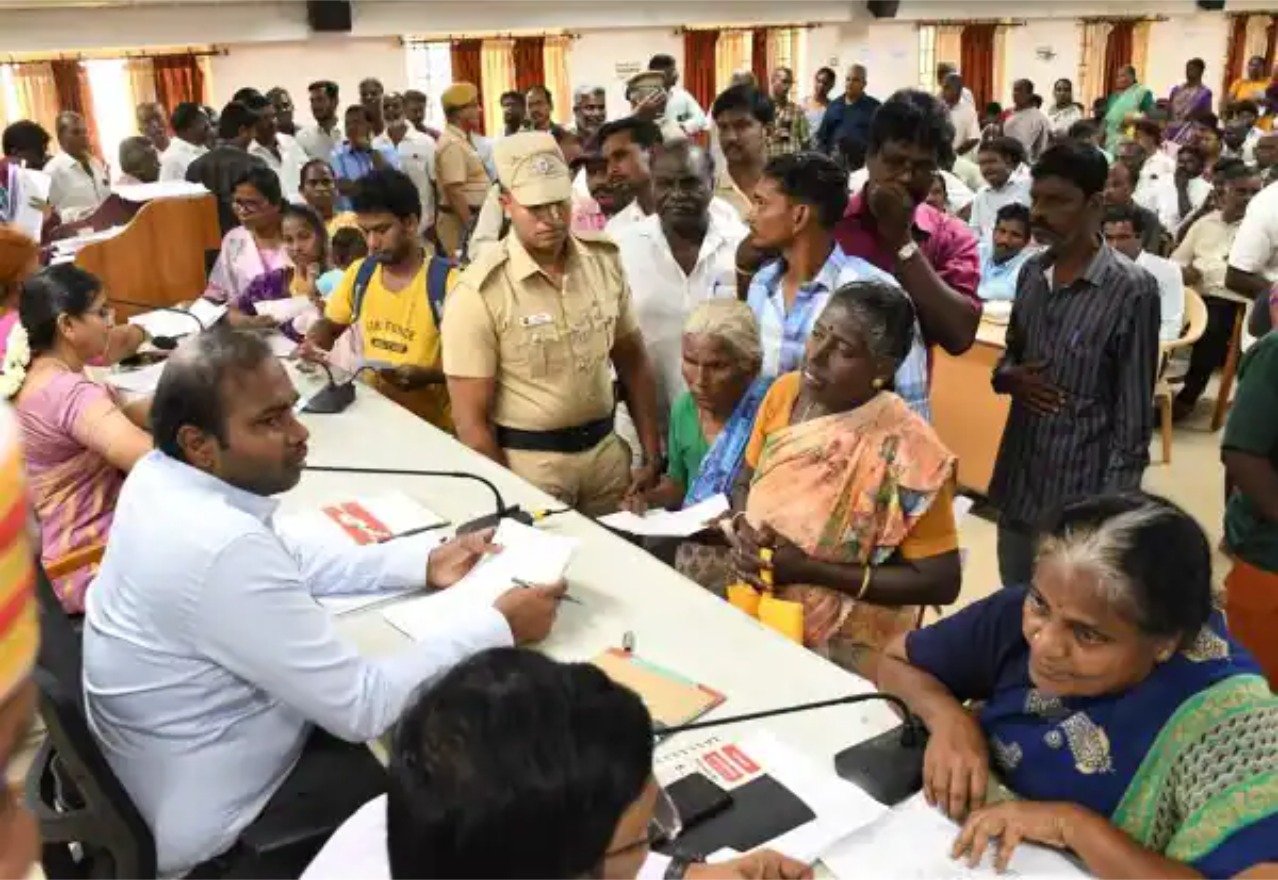குறைதீர் கூட்டத்தில் திருநங்கைகளுக்கு இலவச மனைப்பட்டா வழங்கல்