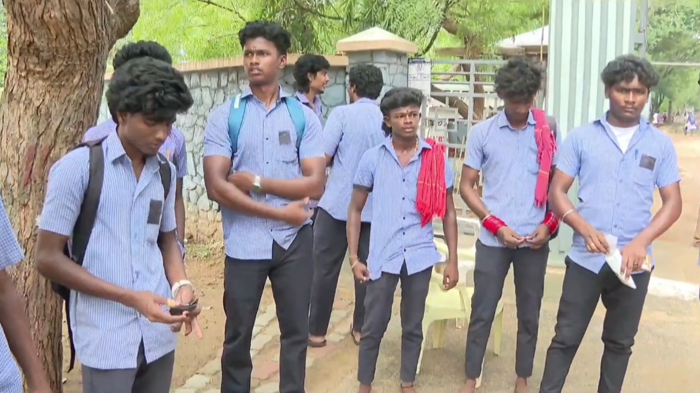 தேர்தல் ஆணையர் பதவி விலகல் கோரி மாணவர்கள் கருப்பு பேட்ஜ் அணிந்து வகுப்புகளுக்குச் சென்றனர்