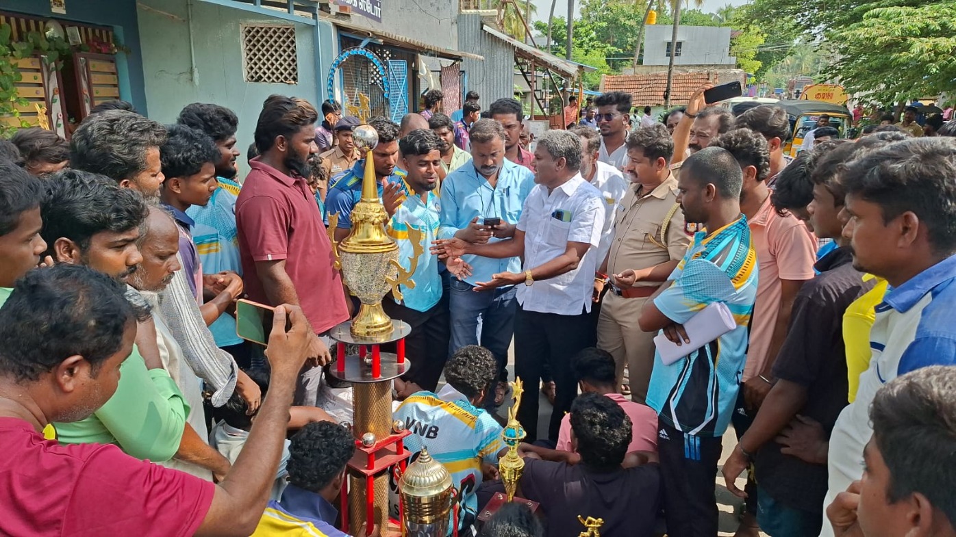 விளையாட்டு மைதானம் கோரி கோப்பைகளுடன் அரசு பேருந்து சிறைபிடிப்பு