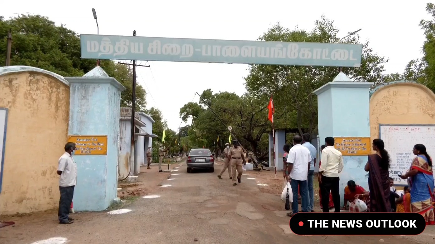 பாளையங்கோட்டை மத்திய சிறையில் கைதிகள் மோதல்: தடுக்கச் சென்ற 2 வார்டன்கள் மீது தாக்குதல்