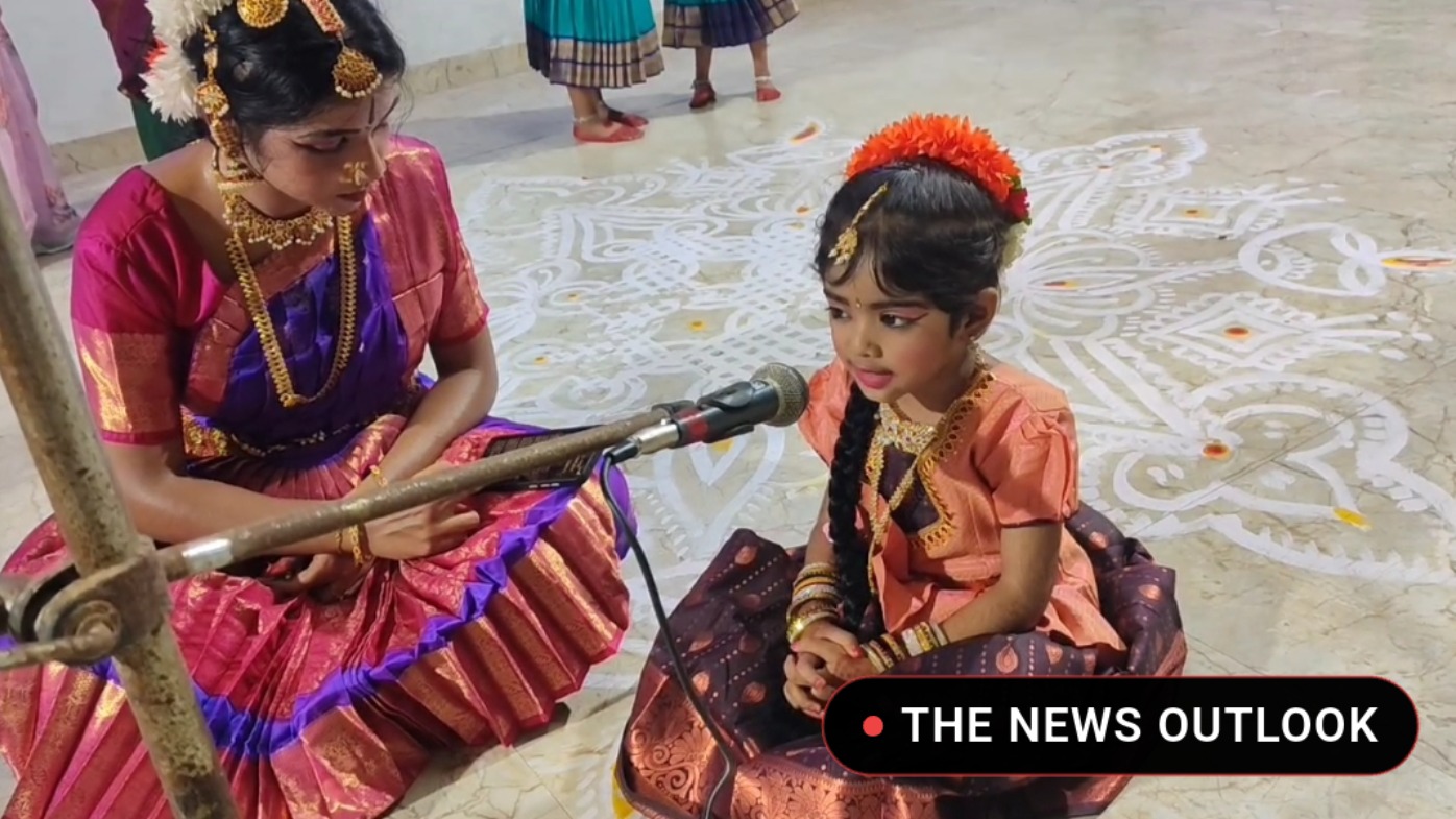 பரதநாட்டிய கலைஞர்களை பார்த்து தானும் அபிநயம் பிடித்த சின்னஞ்சிறு சிறுமி - இணையத்தை கவரும் அழகான வீடியோ!