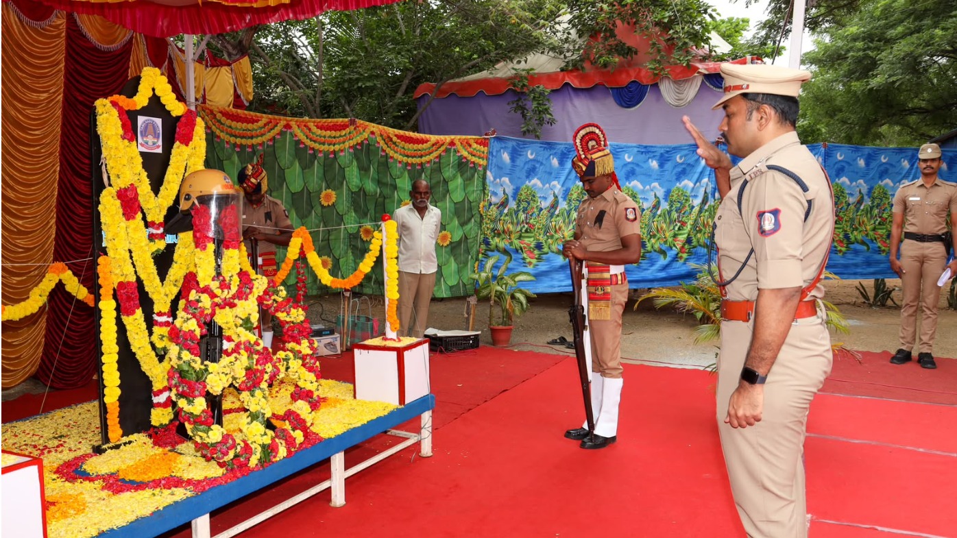 திருப்பத்தூரில் அனுசரிக்கப்பட்டது காவலர் வீர வணக்க நாள்: எஸ்பி தலைமையில் மலர்வளையம் வைத்து அஞ்சலி