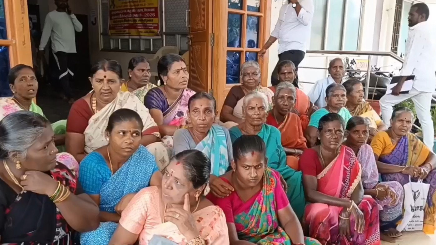 அரை ஏக்கர் நில ஆக்கிரமிப்பு: நூற்றுக்கும் மேற்பட்ட பெண்கள் திடீர் தர்ணா!
