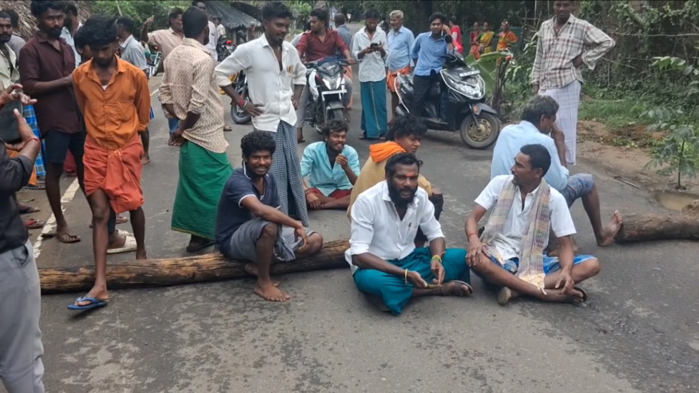 சாலைகளில் தேங்கிய மழைநீர், கொந்தளித்த பொதுமக்கள் - 2 மணி நேரம் போக்குவரத்து பாதிப்பு!