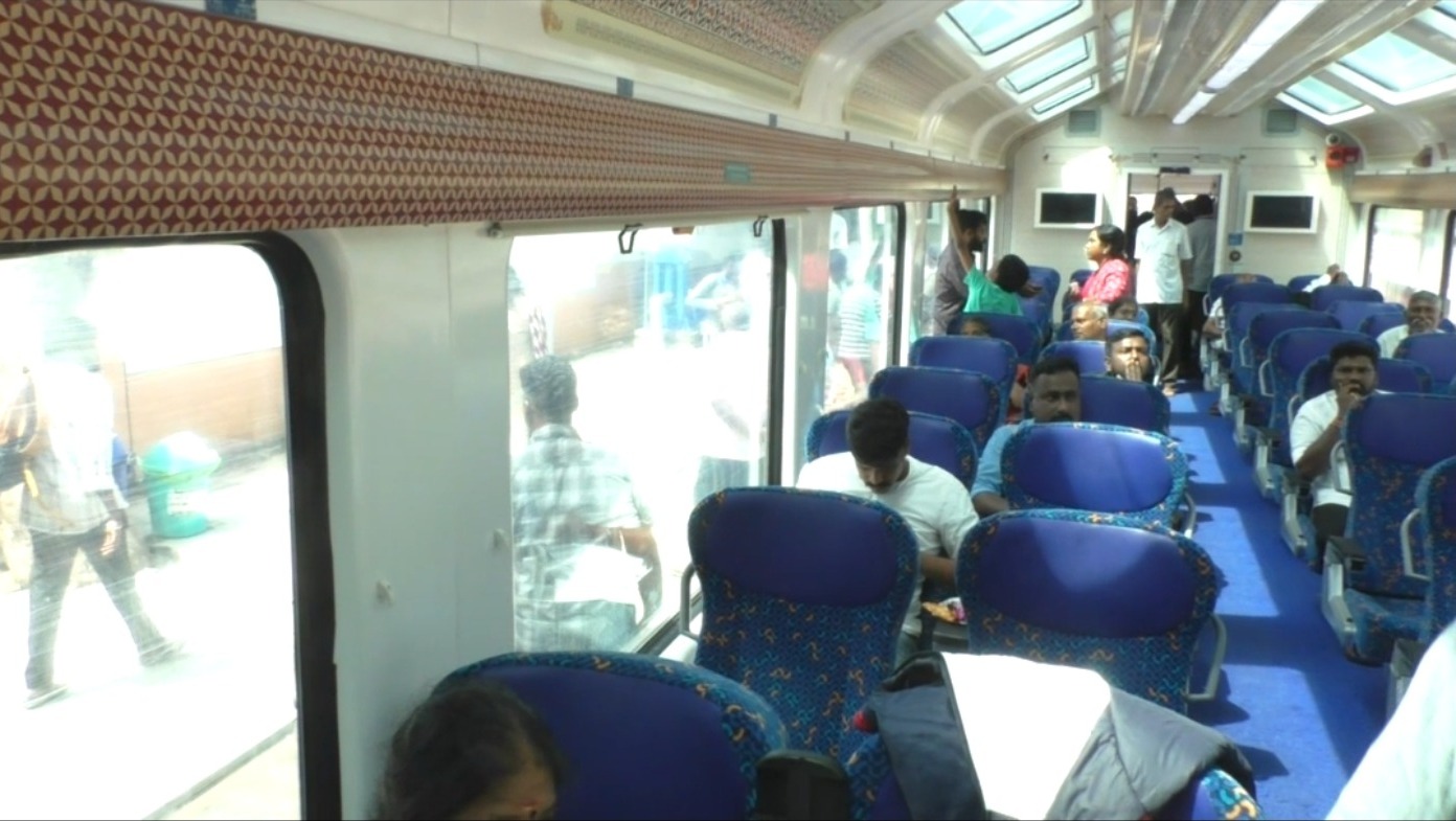 மதுரை - குருவாயூர் ரயில்: விஸ்டாடோம் பெட்டிக்கு ராஜபாளையத்தில் உற்சாக வரவேற்பு!