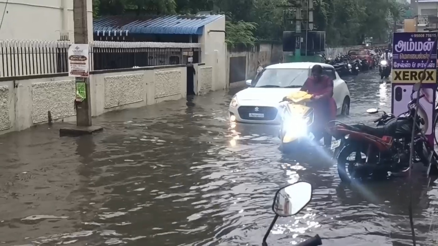 கரூரில் திடீர் கனமழை: சாலைகளில் பெருக்கெடுத்த கழிவுநீருடன் மழைநீர்