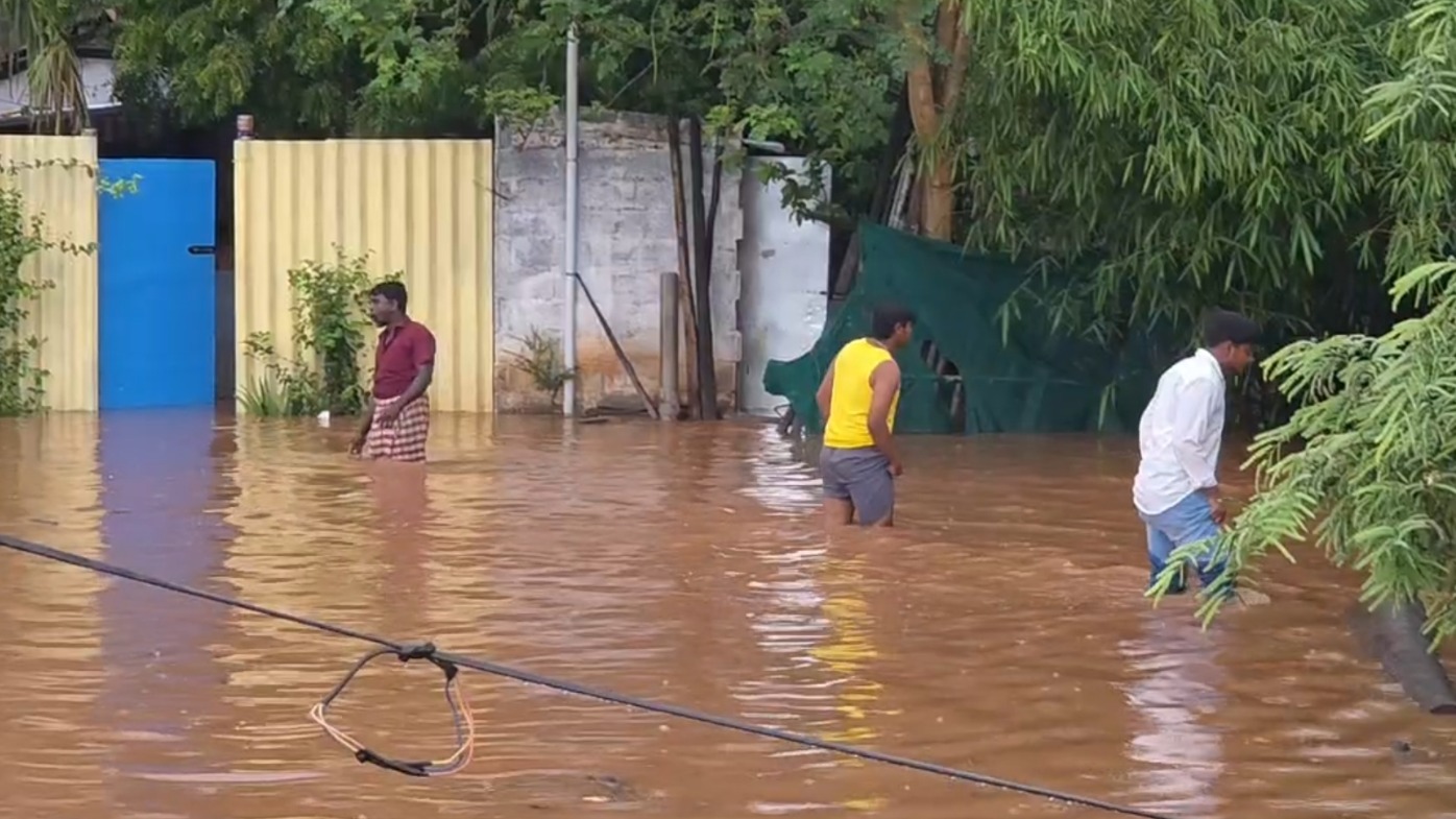 புறவழிச்சாலையால் நின்ற மழைநீர்: இடுப்பளவு வெள்ளத்தில் தவிக்கும் புளியம்பட்டி முகாம் மக்கள்!
