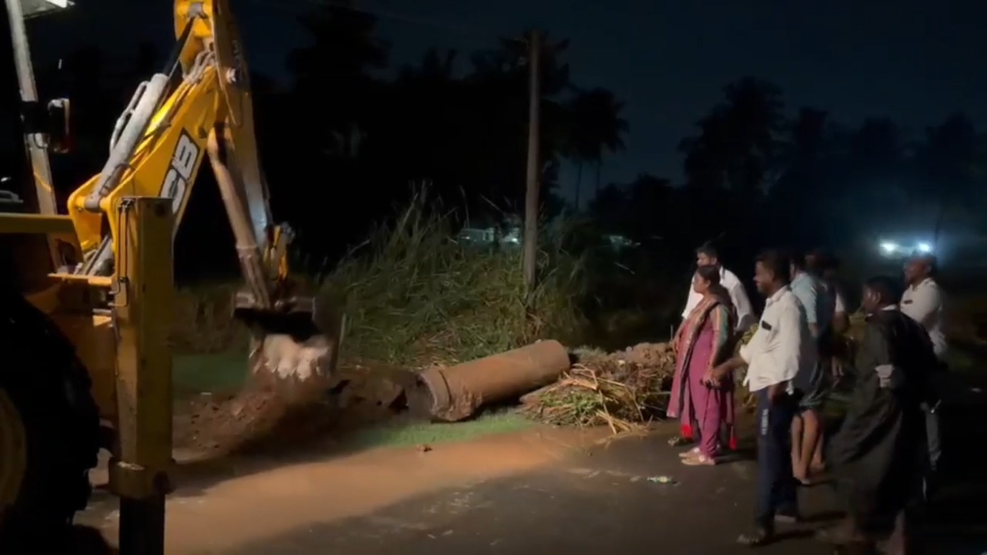 குடியிருப்புப் பகுதிக்குள் புகுந்த மழைநீர் - பொக்லைன் உதவியுடன் அகற்றிய எம்.எல்.ஏ சத்யா!