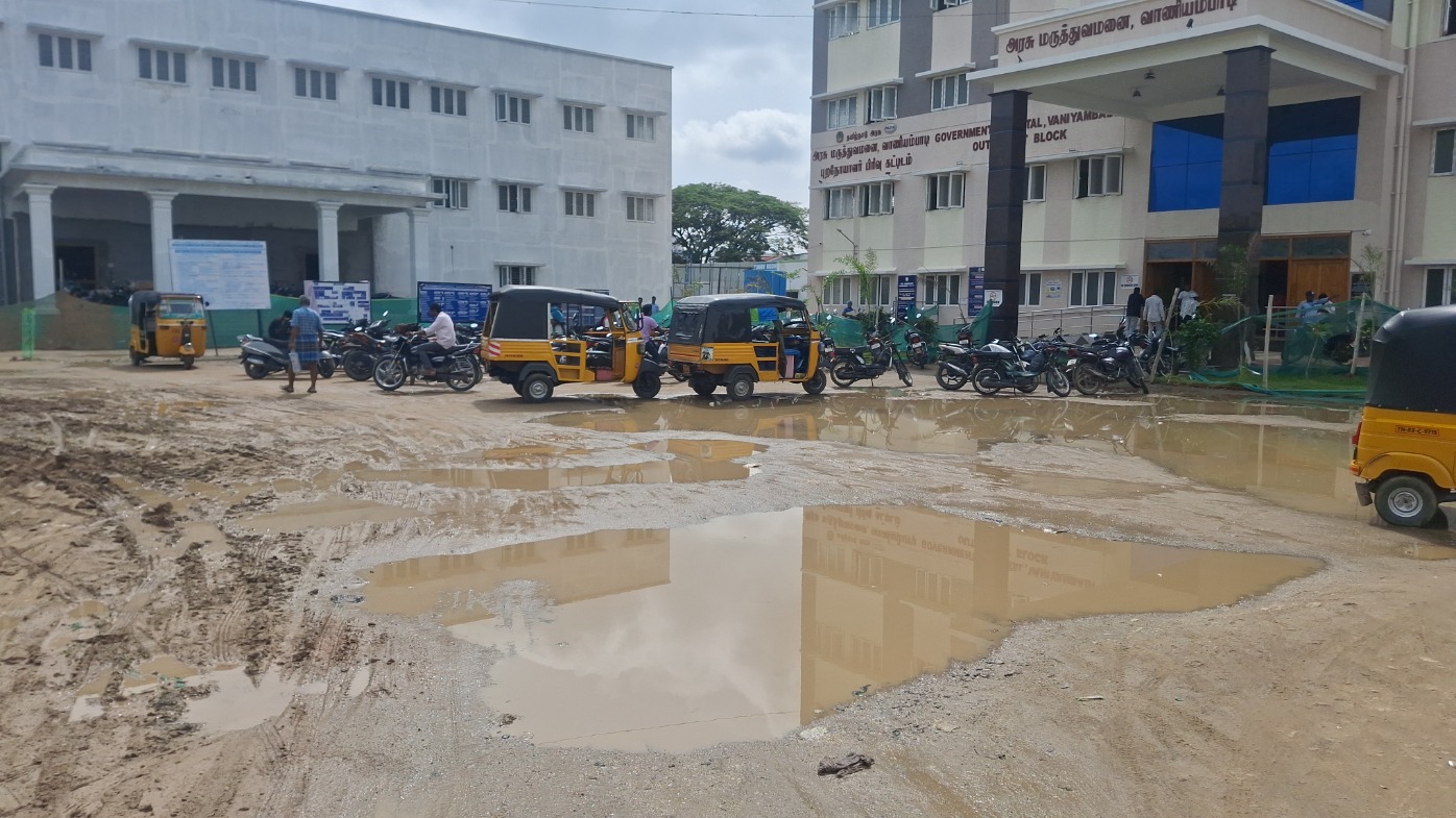 அரசு மருத்துவமனை நுழைவாயிலில் கழிவுநீருடன் தேங்கிய மழைநீர்: நோயாளிகள் கடும் அவதி