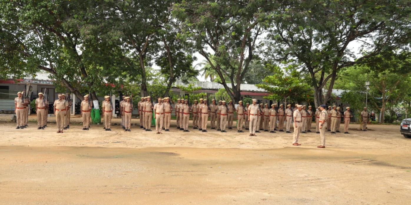 ஆயுதப்படை மைதானத்தில் காவலர்களுக்கு எஸ்பி பயிற்சி மற்றும் ஆய்வு