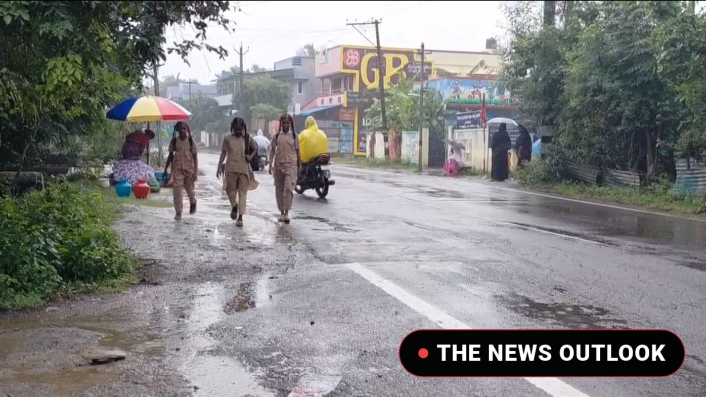 திருவாரூரில் கொட்டி தீர்க்கும் கனமழை: விடுமுறை அளிக்கப்படாததால் மழையில் நனைந்தபடி செல்லும் மாணவர்கள்!