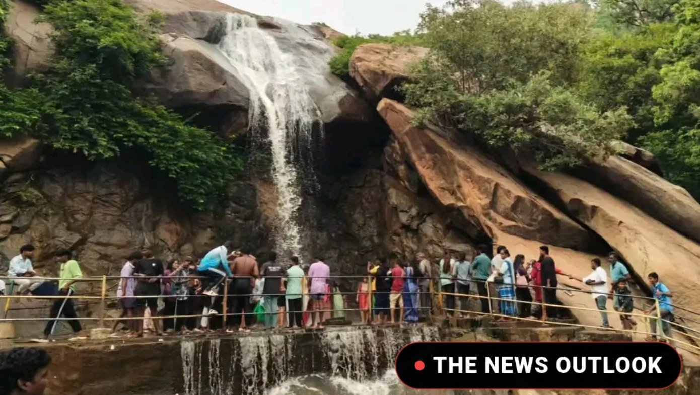 ஜலகாம்பாறை நீர்வீழ்ச்சியில் ஆர்ப்பரித்துக் கொட்டும் தண்ணீர் - சுற்றுலாப் பயணிகள் உற்சாகம்!
