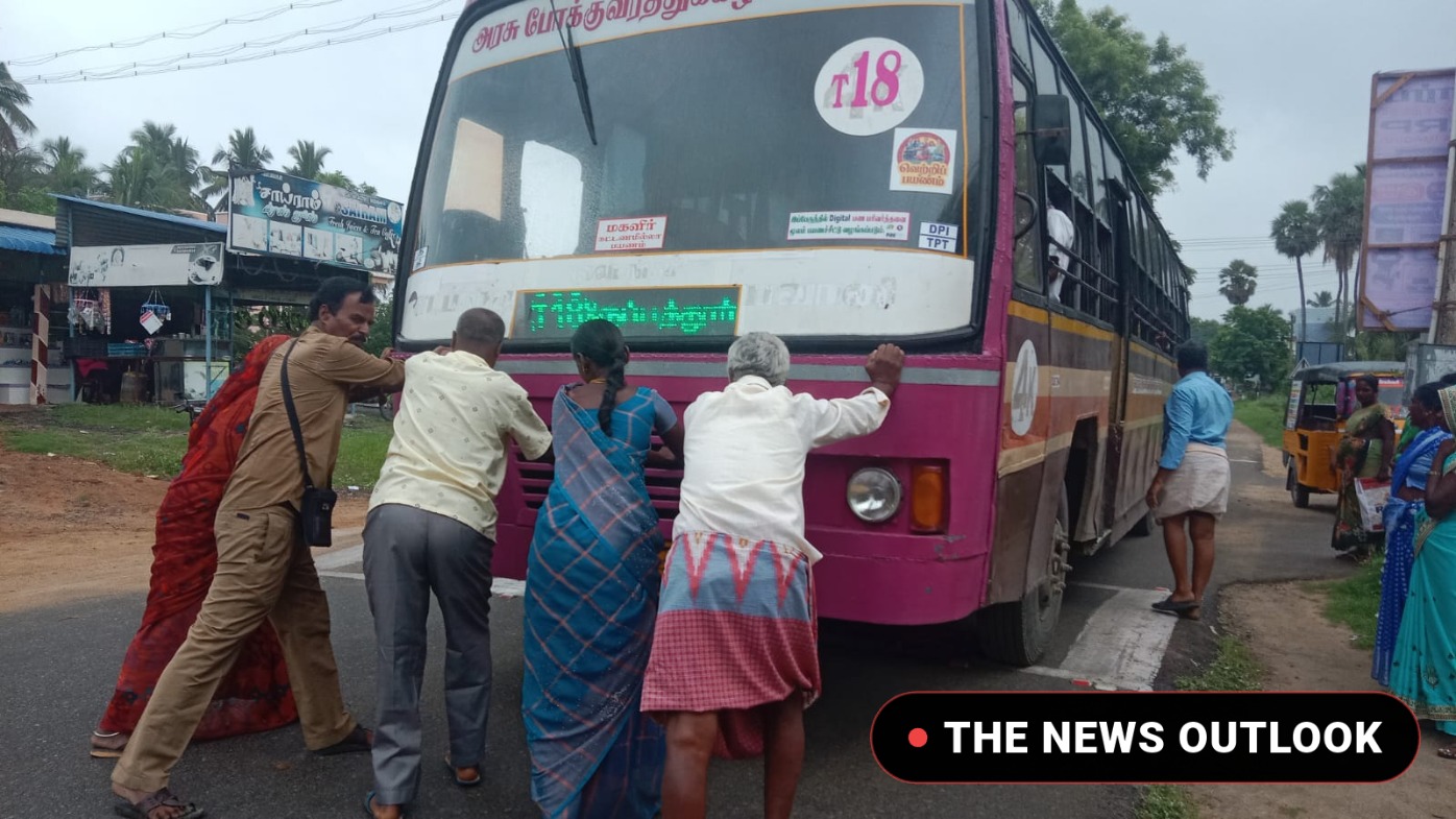 என்ஜின் பழுது! நடுரோட்டில் அரசு பேருந்தைத் தள்ளிய பயணிகள் - வைரல் வீடியோ காட்சி!
