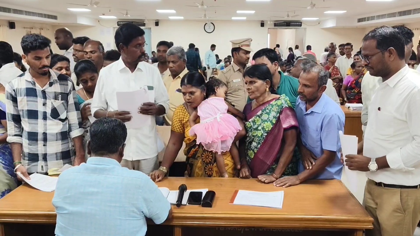 எங்களை கருணை கொலை செஞ்சிடுங்க! பட்டா வழங்க கோரி ஆட்சியர் அலுவலகத்தில் பொதுமக்கள் கண்ணீர் மல்க கதறல்!
