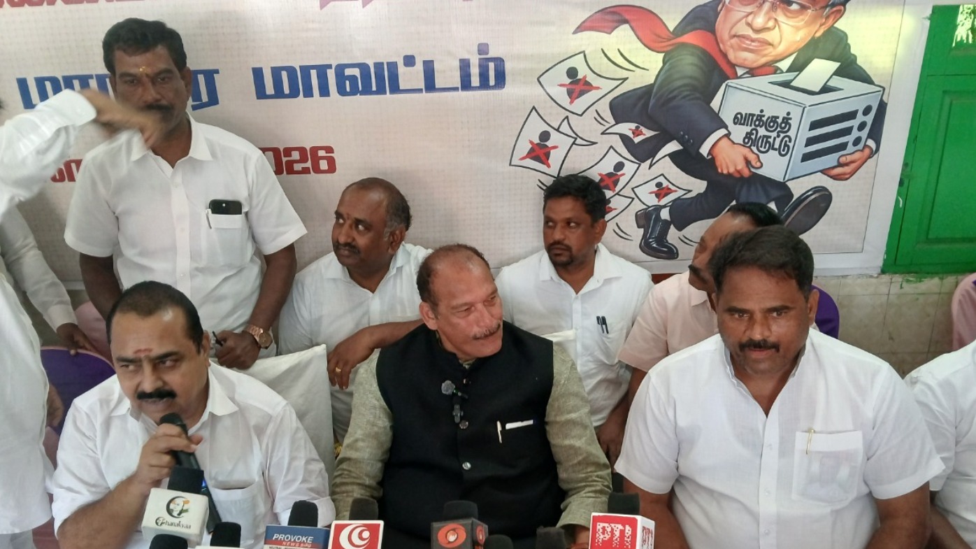 வாக்காளர் பட்டியலில் முறைகேடு: தேர்தல் ஆணையர் பதவி விலக வேண்டும் - இவான் டிசோசா வலியுறுத்தல்