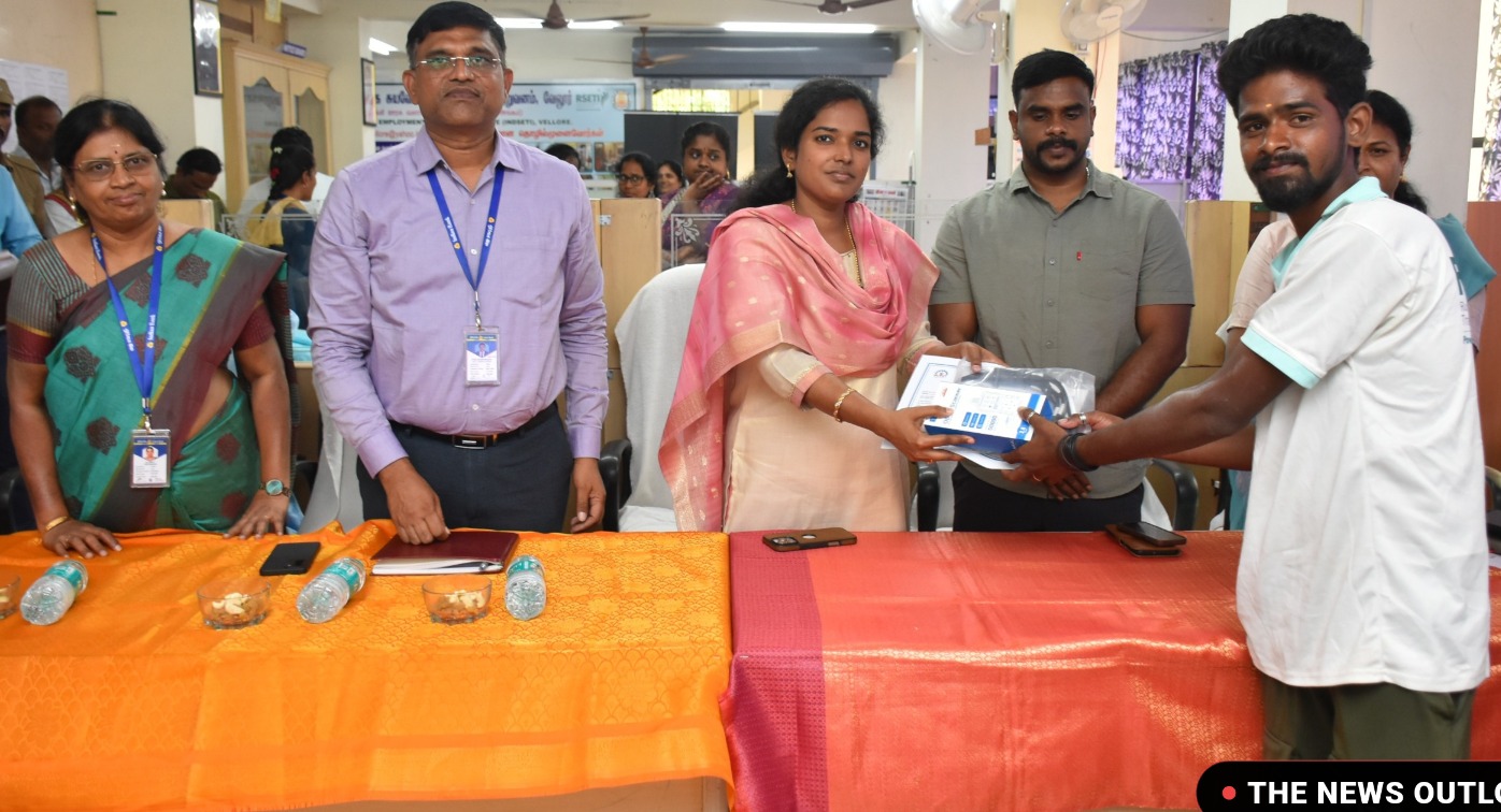 சுய வேலைவாய்ப்பு பயிற்சி நிறைவு: வேலூரில் 70 பேருக்கு இலவச உபகரணங்கள் வழங்கிய மாவட்ட ஆட்சியர்!