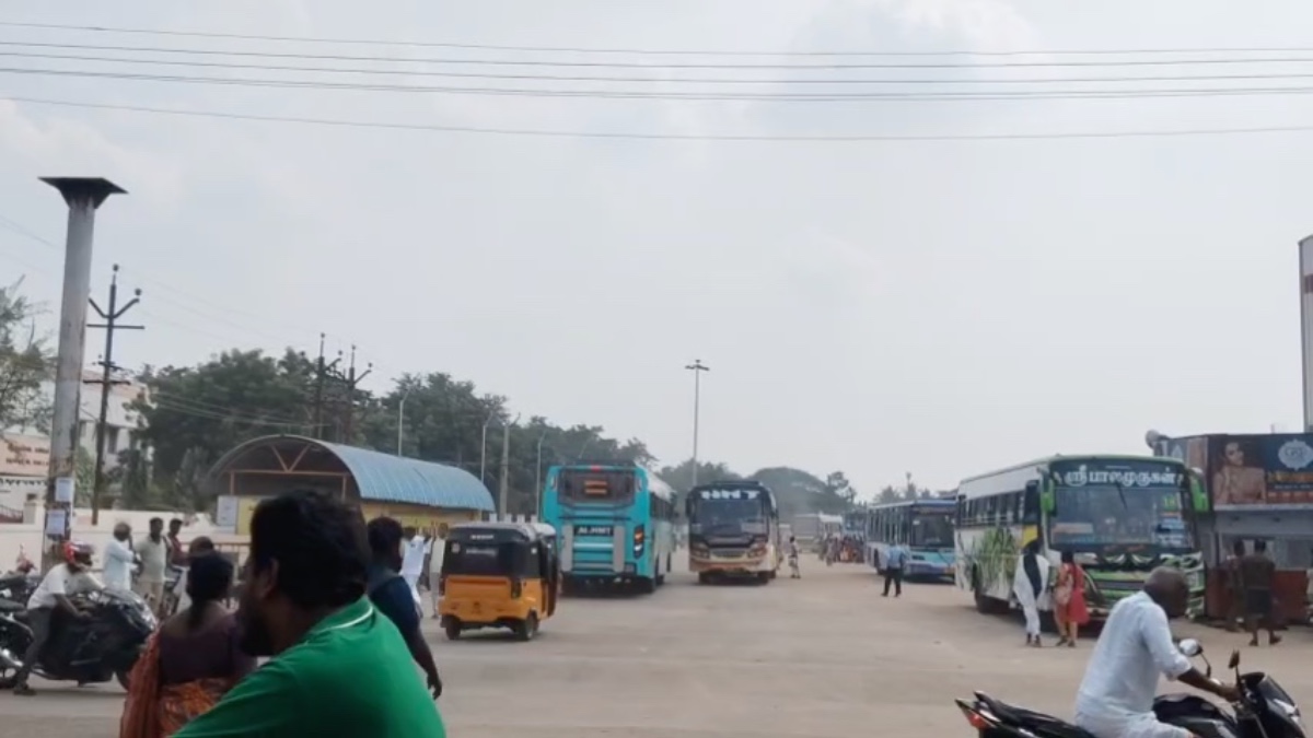 முதல்வர் வருகையை ஒட்டி புதிய பேருந்து நிலையப் பலகை அகற்றம்