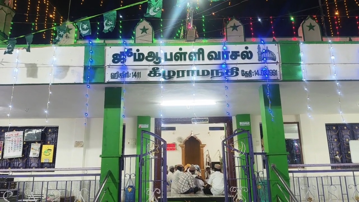 பாரம்பரிய களிகம்பு நடனத்துடன் கோலாகலமாக நடைபெற்ற கீழராமநதி தர்ஹா சந்தனக்கூடு திருவிழா!