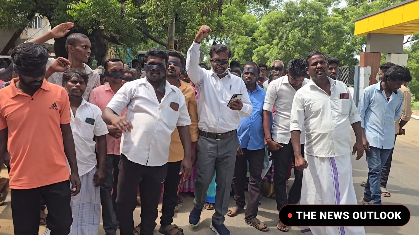 ஆட்சியர் அலுவலகம் முற்றுகை: கொக்கிரகுளம் சாலையில் பொதுமக்கள் மறியல்