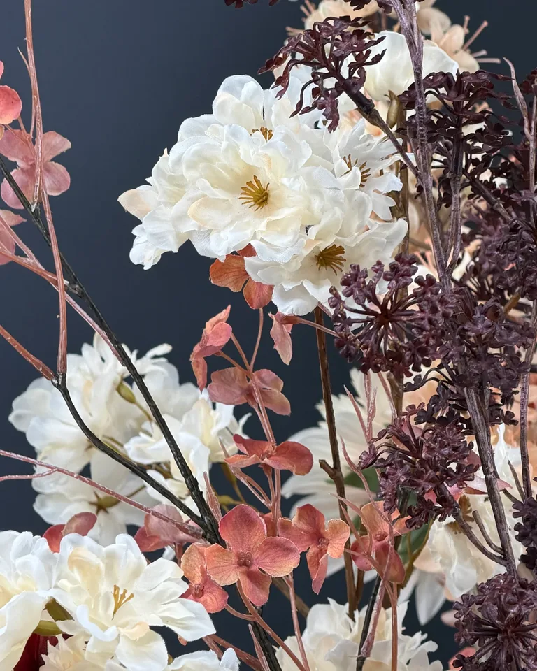 Crème bloesem met zalmkleurige bloemetjes en fijn donkerbruin takwerk in boeket Marise.