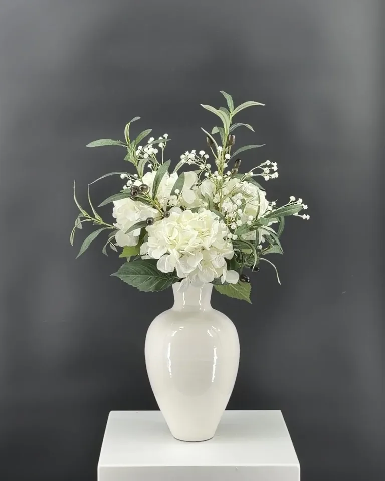 Clara boeket met witte hortensia, olijftakken en wit gipskruid