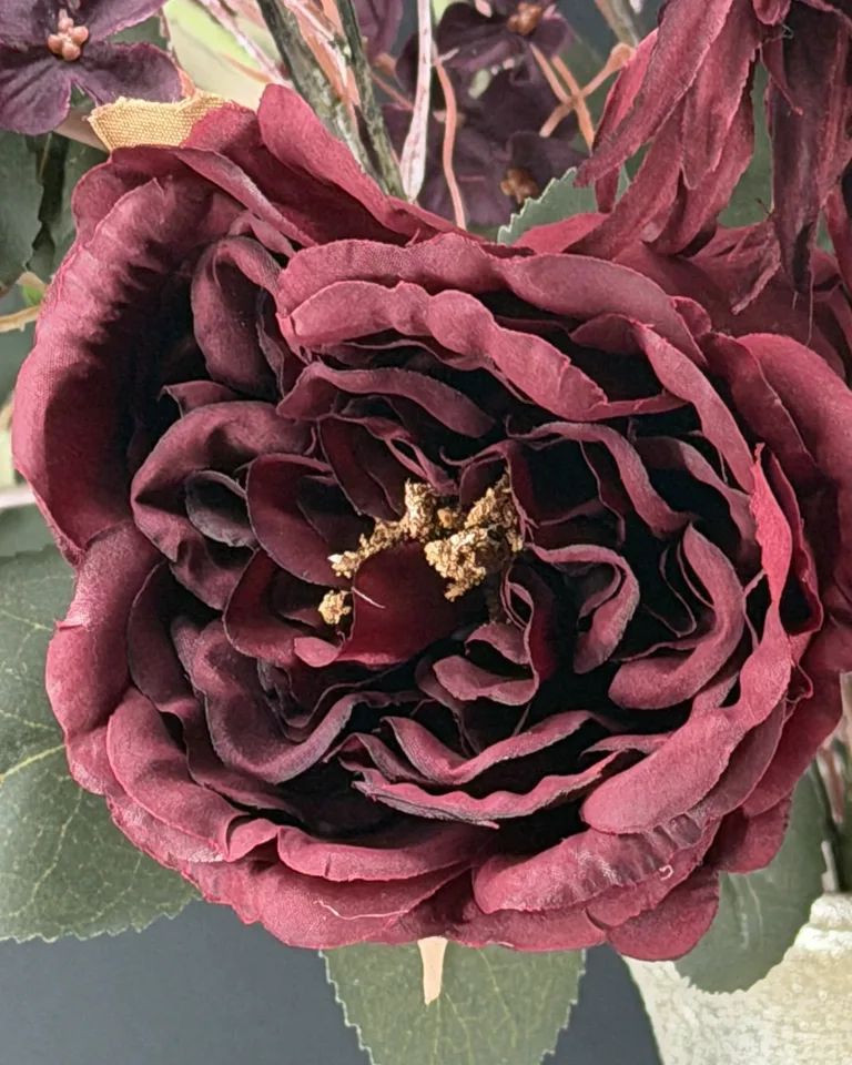 Detail van een bordeaux bloem in boeket Aurelia.
