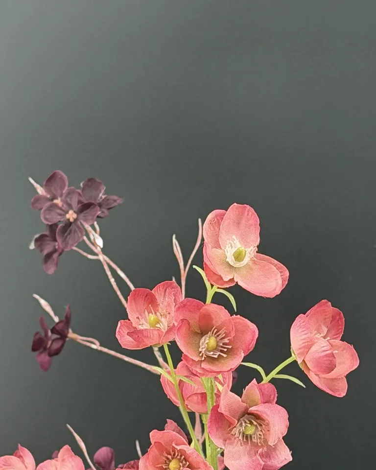 Detail van een roze bloesemtak in boeket Aurelia.