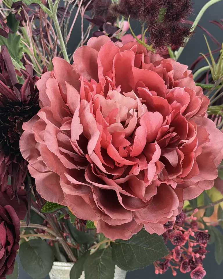 Detail van een oudroze bloem in boeket Aurelia.