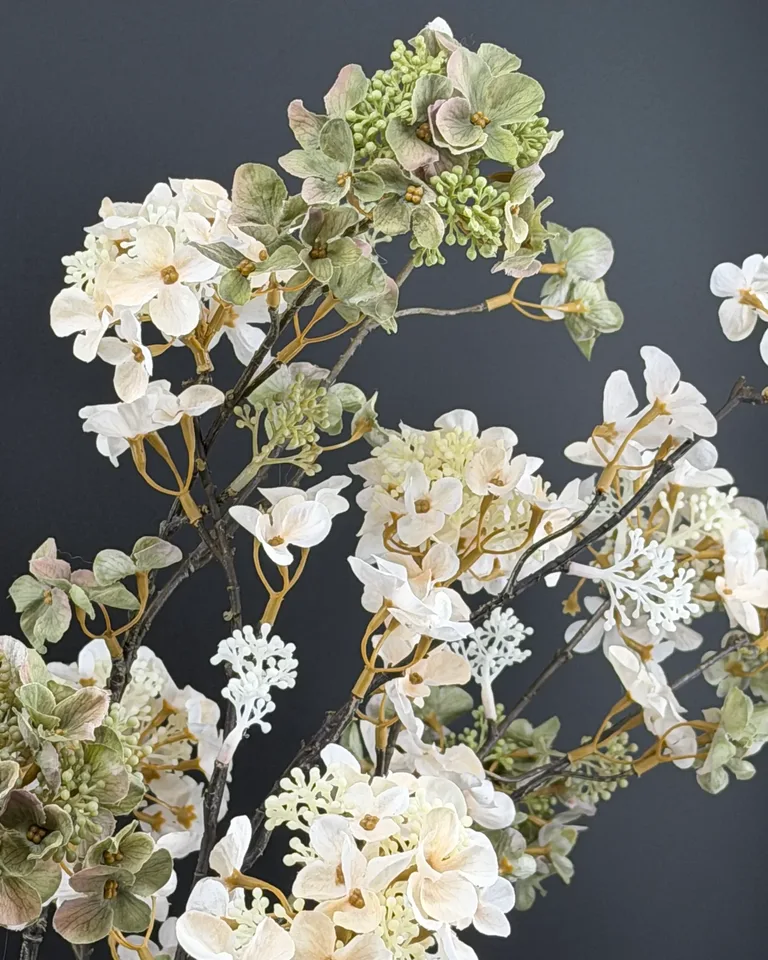 Detail van takken, witte bloemen en groene hortensia’s van Alvara