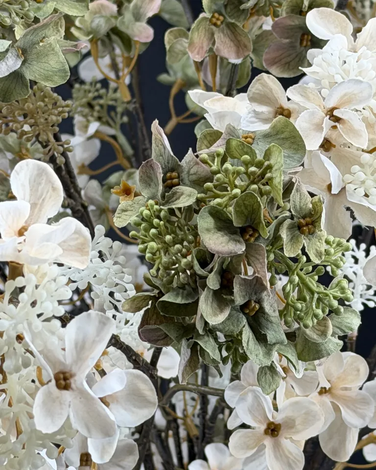 Detail van de groene hortensia’s met blad van Alvara