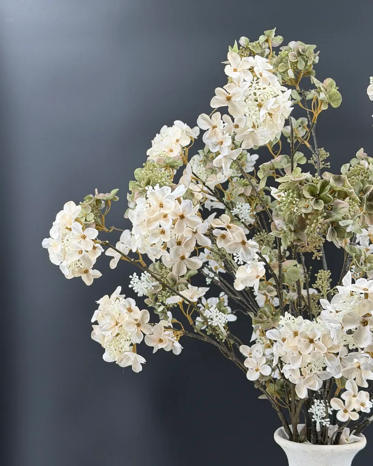 Luchtige opbouw van het Alvara veldboeket met witte en groene bloemen
