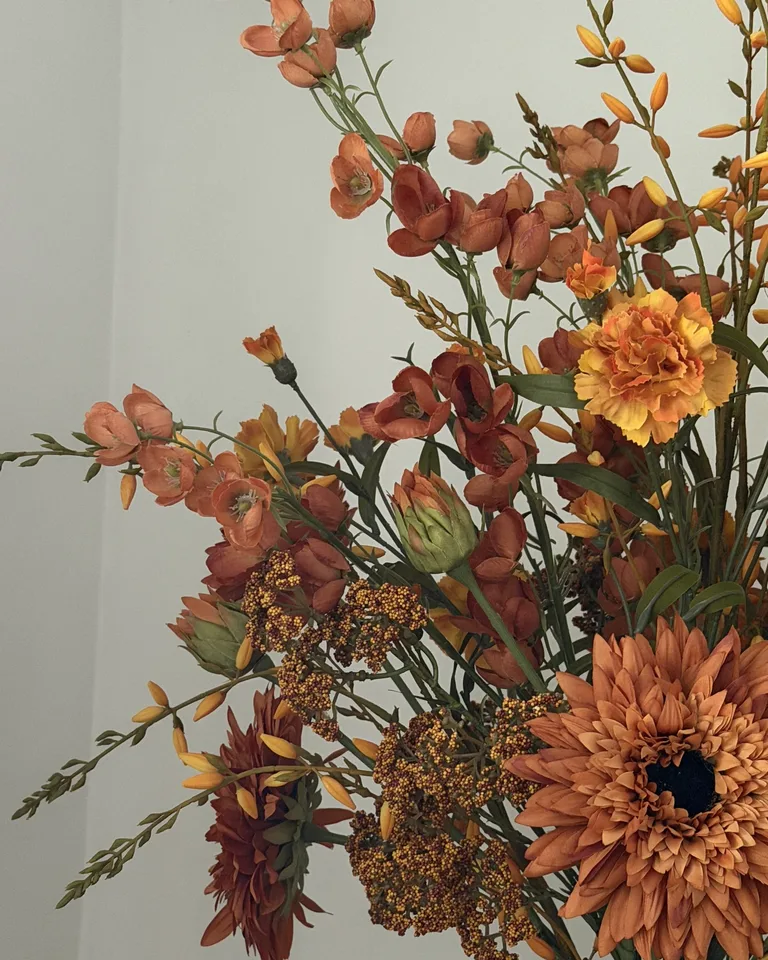 Detail van roodbruine bloemen, bladeren en fijne bloemstructuren.