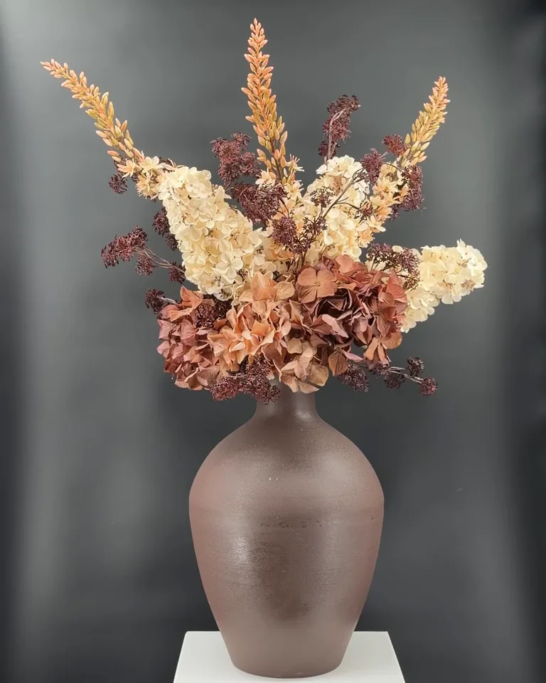 Cassia boeket met bruine en crème hortensia’s en hoge crème eremurus