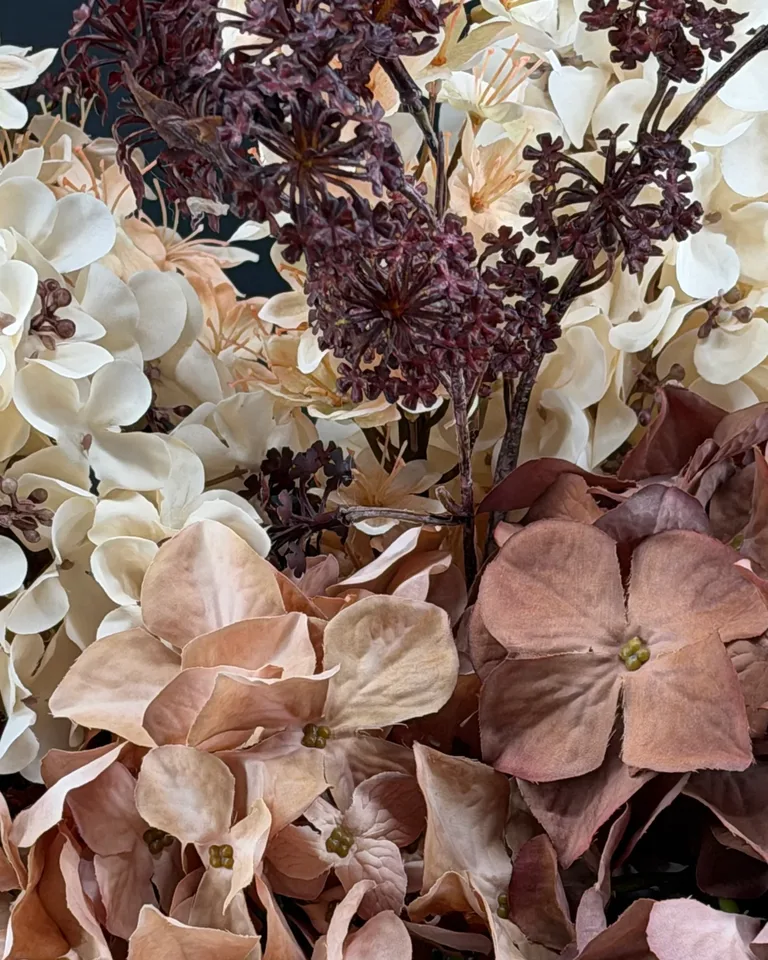 Fijne donkere bloemtakken tussen de crème en bruine bloemen van Cassia