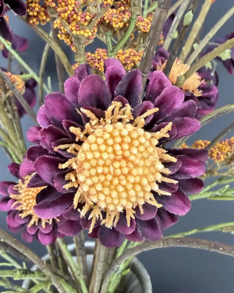 Detail van paarse bloemen in veldboeket Zavira.