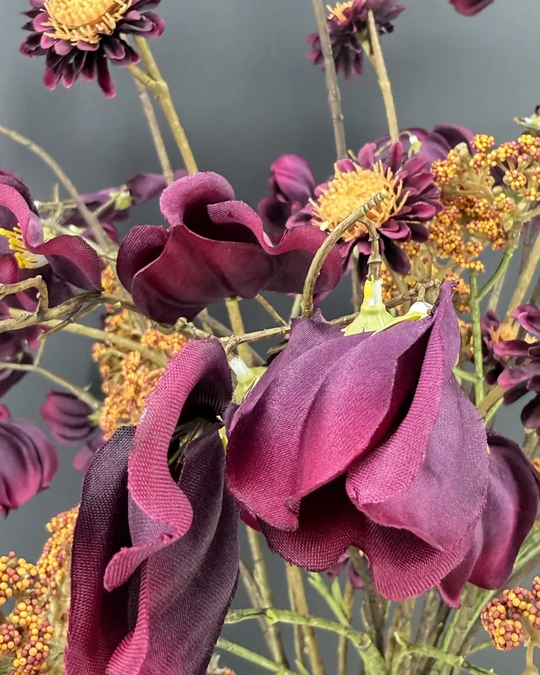 Detail van paarse bloemen en fijne takken in veldboeket Zavira.