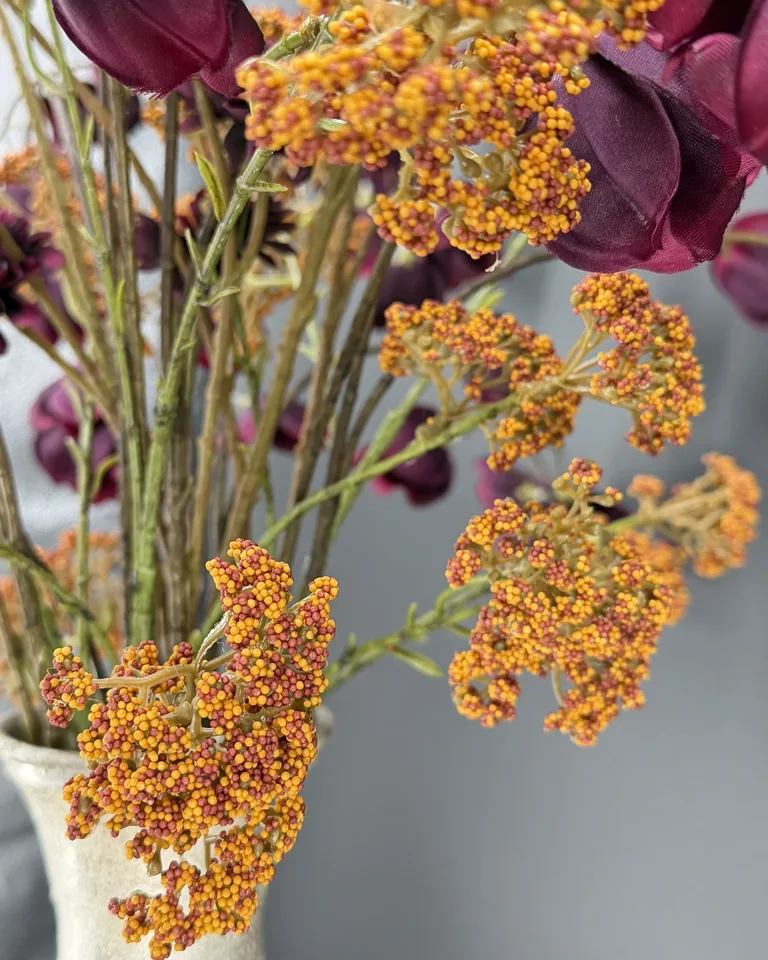 Detail van oranje Achillea en paarse bloemen in Zavira.