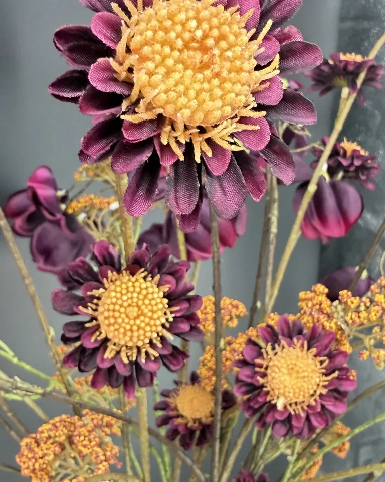 Detail van paarse en oranje bloemen in veldboeket Zavira.