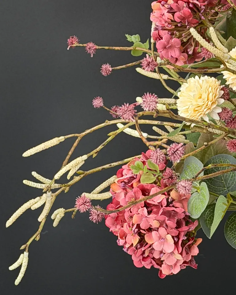 Lichte salixkatjes en fijne roze zijtakken naast oudroze viburnum in boeket Mirelle.