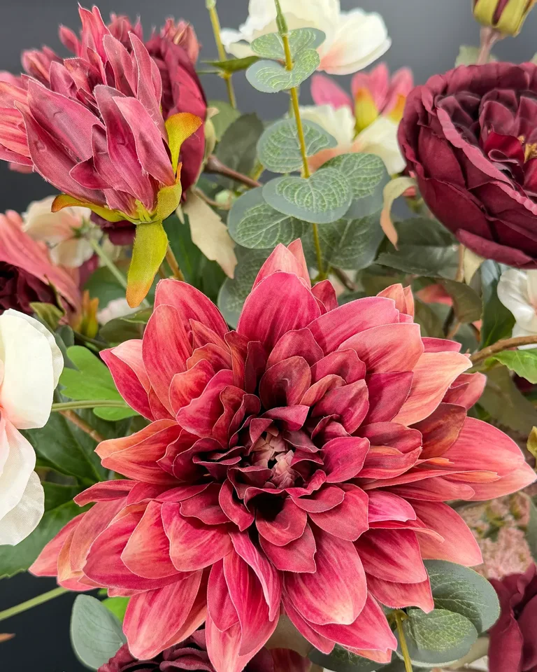 Detail van een mauve bloem met bordeaux accenten en grijsgroen blad in Arielle