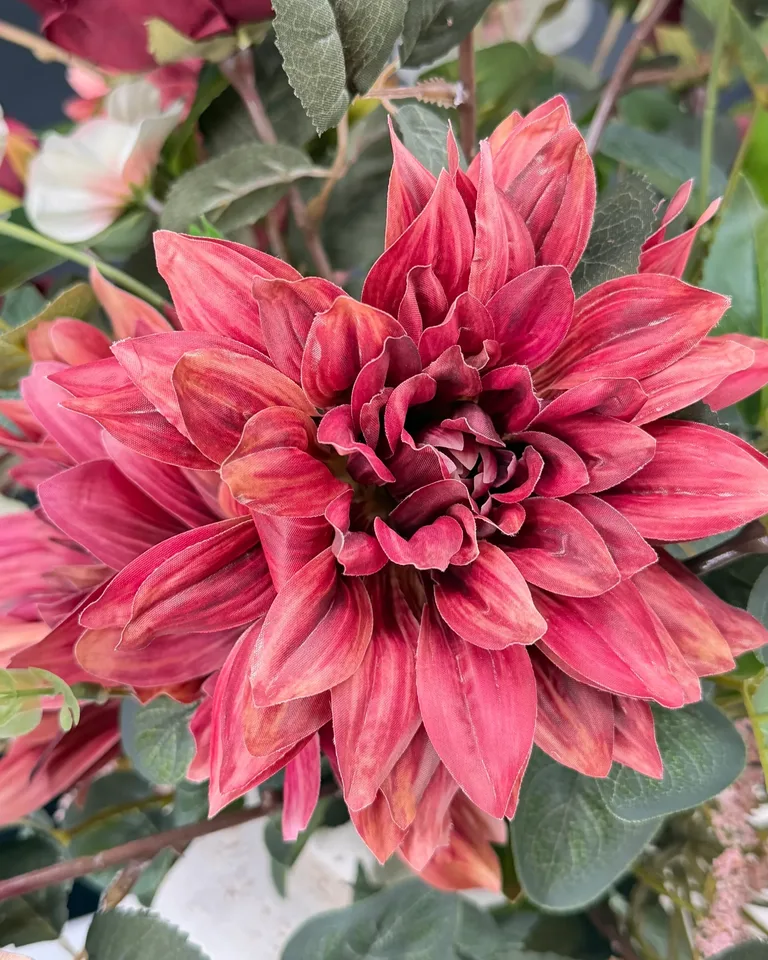 Detail van de grote mauve bloem in boeket Arielle
