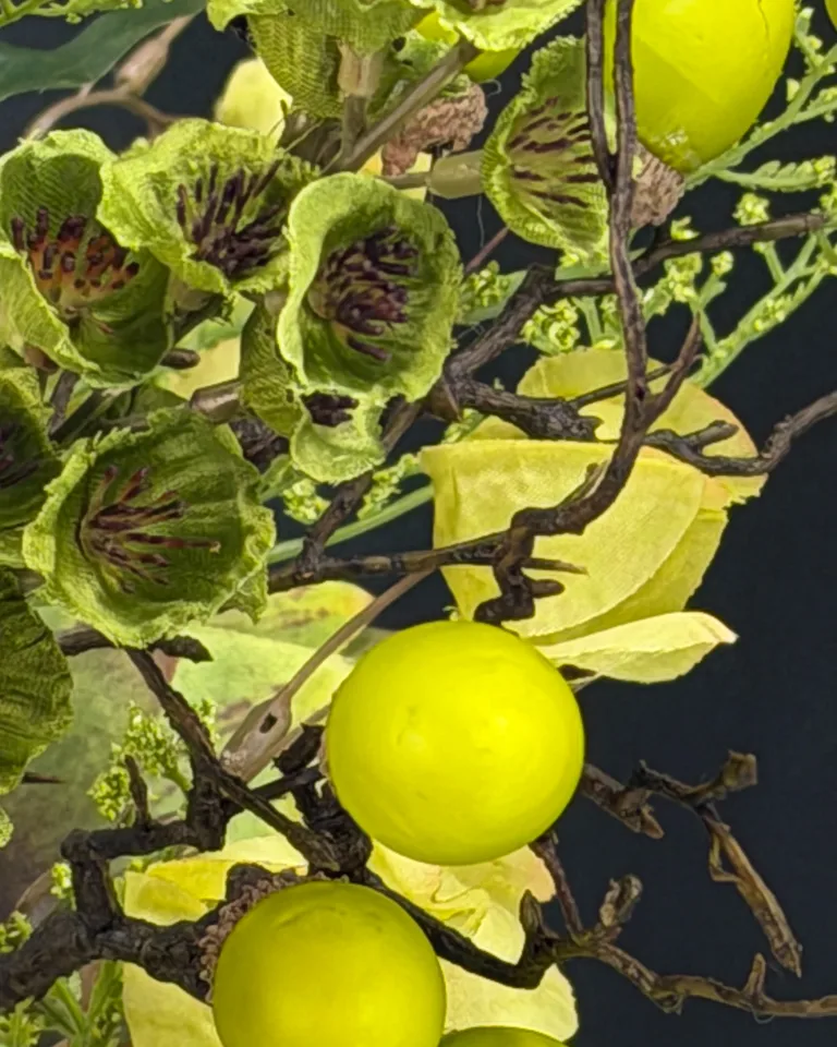 Detail van groene bessen, donkere takken en fijn blad in boeket Verdea.