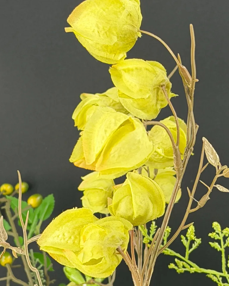 Detail van groen-gele physalis en luchtige groene bloemen in boeket Verdea.
