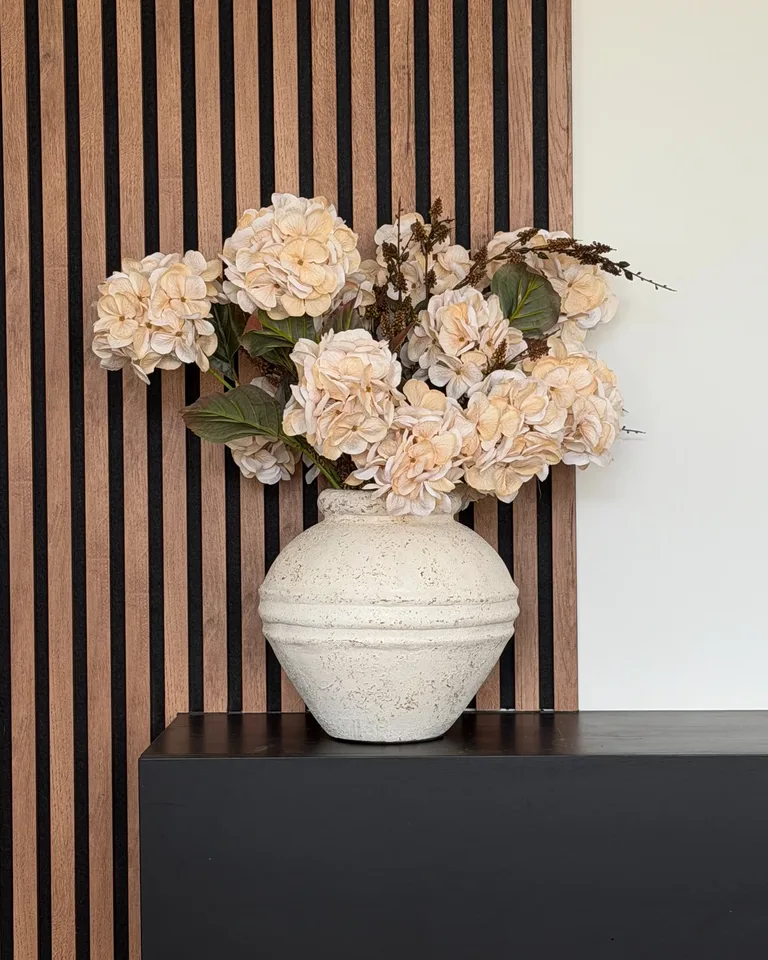Odette. Weelderig boeket met crèmekleurige hortensia's.