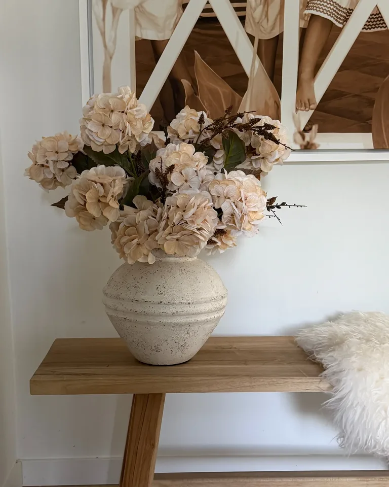 Odette. Weelderig boeket met crèmekleurige hortensia's.