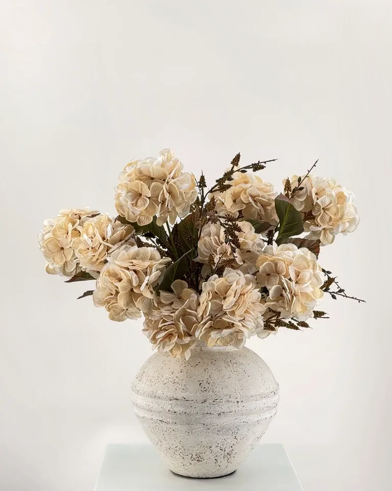 Odette. Weelderig boeket met crèmekleurige hortensia's.